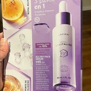 JAFRA Royal Revitalize Face Serum with Purple Accents